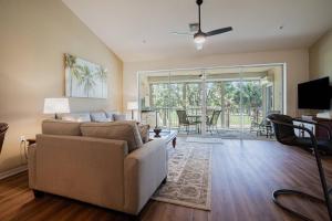 un soggiorno con un divano e un tavolo di Flamingo Fairways II a Lely Resort