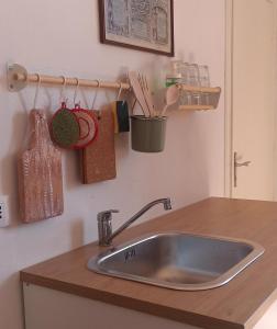 um balcão de cozinha com um lavatório e utensílios em B&B Ginestra em Lastra a Signa