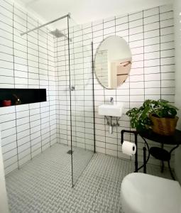 y baño con ducha, lavabo y espejo. en The Whitehouse @ Caviar corner, en Johannesburgo