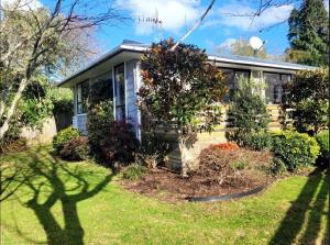 una casa con un jardín delante de ella en Even Closer to the Forest, en Rotorua