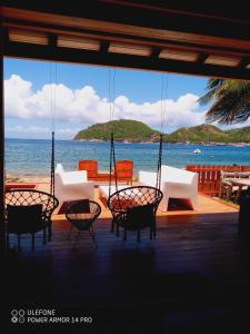 Von der Veranda eines Restaurants genießen Sie Meerblick. in der Unterkunft Beach House à Terre de Haut in Terre-de-Haut