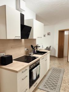 Ett kök eller pentry på BohnApartments Elisa - Wohlfühlapartment mit 2 gratis Parkplätzen und 3 Schlafzimmern - WLAN - Vollausstattung