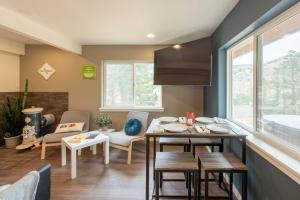 Photo de la galerie de l'établissement Green Mountain Falls Apt with Mountain View, Hot Tub, à Green Mountain Falls