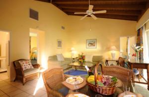 uma sala de estar com um sofá e uma ventoinha de tecto em Bay View Suites Paradise Island em Nassau