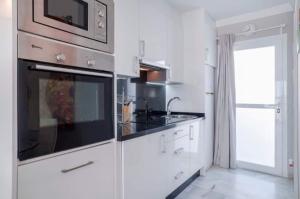 Kuchyň nebo kuchyňský kout v ubytování Casa Silvia Marbella - dom w kompleksie hotelowym