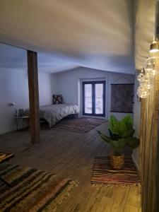 una habitación con una cama y una maceta en ella en Casa El Viaje en San Leonardo de Yagüe