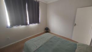 a small room with a bed and a window at Apt(2) no centro de VR tudo perto até 7 pessoas in Volta Redonda
