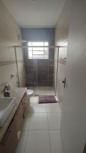 y baño con ducha, aseo y lavamanos. en Apt(2) no centro de VR tudo perto até 7 pessoas en Volta Redonda