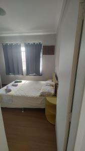 niewielka sypialnia z łóżkiem i oknem w obiekcie Apt(2) no centro de VR tudo perto até 7 pessoas w mieście Volta Redonda