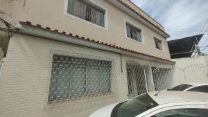 a building with a gate on the side of it at Apt(2) no centro de VR tudo perto até 7 pessoas in Volta Redonda