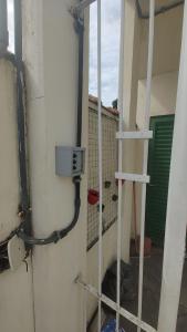 a room with a wall with pipes and a ladder at Apt(2) no centro de VR tudo perto até 7 pessoas in Volta Redonda +37 photos