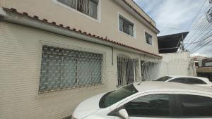 a white car parked in front of a building at Apt(2) no centro de VR tudo perto até 7 pessoas in Volta Redonda