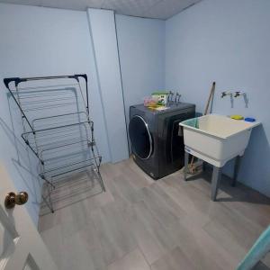 łazienka z umywalką i telewizor w pokoju w obiekcie Miss Pea Apartments w mieście Crown Point