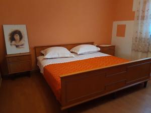 um quarto com uma cama grande e 2 almofadas em HOLIDAY HOME MARIJA BIG GARDEN, BARBECUE AND FREE PARKING 
