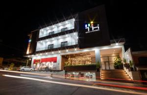 a building on a street at night with lights at TH HOTEL & VIVIENDA in Tepatitlán de Morelos
