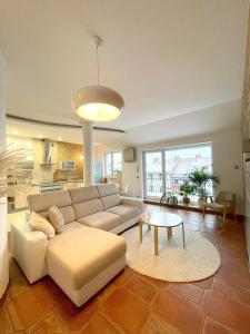 un soggiorno con divano bianco e tavolo di Apartament Nefretete a Łódź