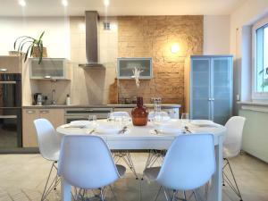 un tavolo bianco con sedie bianche in cucina di Apartament Nefretete a Łódź