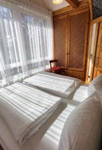 2 Betten in einem Schlafzimmer mit Fenster in der Unterkunft Ferienwohnung Katja in der Villa Seeblick in Bad Saarow