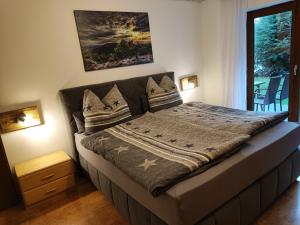 Postel nebo postele na pokoji v ubytování Ferienwohnung Sonthofenersee