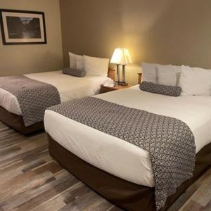 pokój hotelowy z 2 łóżkami i lampą w obiekcie Hanging Lake Inn w mieście Glenwood Springs