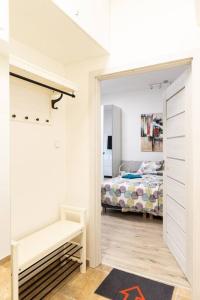 uma sala com um quarto com uma cama e um espelho em Tranquility Apartement - Brno em Brno