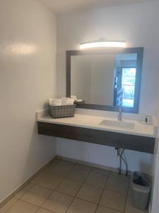 a bathroom with a sink and a mirror at Hanging Lake Inn in Glenwood Springs