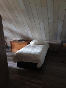 een slaapkamer met een bed en een houten dressoir bij Landlust in Purmerend