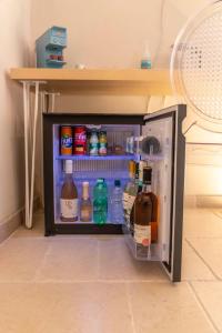 einen offenen Kühlschrank mit vielen Getränken in der Unterkunft Cà sotto l’arco in Ostuni