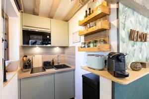 Kuchnia lub aneks kuchenny w obiekcie Le Puits Jaune - Gîte Nature et Spa