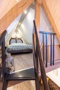 klatka schodowa w pokoju z 2 łóżkami piętrowymi w obiekcie Le Puits Jaune - Gîte Nature et Spa w mieście Saint-Denis-le-Thiboult