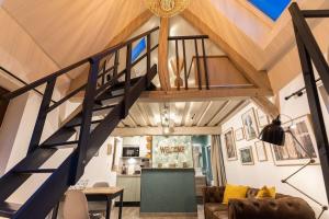 salon ze schodami w domu w obiekcie Le Puits Jaune - Gîte Nature et Spa w mieście Saint-Denis-le-Thiboult