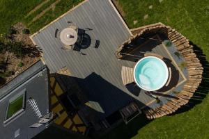 Basen w obiekcie Le Puits Jaune - Gîte Nature et Spa lub w pobliżu
