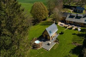 widok z lotu ptaka na dom z altaną w obiekcie Le Puits Jaune - Gîte Nature et Spa w mieście Saint-Denis-le-Thiboult