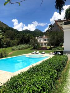 ペトロポリスにあるCasa 16 da Villa - Fazenda Marambaiaの家の前のプール