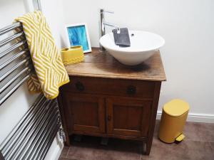 ein Badezimmer mit einem Waschbecken auf einem hölzernen Waschtisch mit einem Waschbecken in der Unterkunft Fern Lodge Angus, Kirriemuir in Region Angus