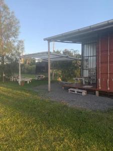 a pavilion with a picnic table in a yard at Casa Contenedor y espacio verde in Paysandú