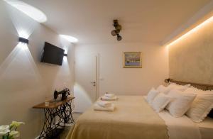 杜布罗夫尼克Blue Cliff Apartment的一间卧室，床上有一张带毛巾的床