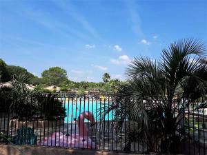 Bazén v ubytování Harbers zonvakanties chalets met airco camping Leï Suves Roquebrune sur Argens nebo v jeho okolí