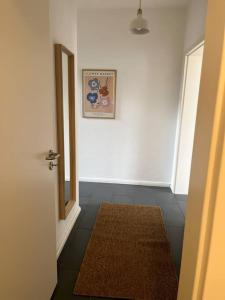 a hallway with a door and a rug on the floor at Zentral, gemütlich, Messe nah! BE1L in Essen