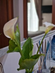 ScerneにあるHome Sweet Homeのテーブルの花瓶の白花