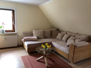 Antonshöhe的住宿－Ferienwohnung Hänel，客厅配有沙发和桌子