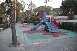 un parque infantil con tobogán en Harbers zonvakanties chalets met airco camping Leï Suves Roquebrune sur Argens, en Roquebrune-sur-Argens