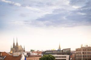 Nespecifikovaný výhled na destinaci Brno nebo výhled na město při pohledu z apartmánu + 2 fotografie