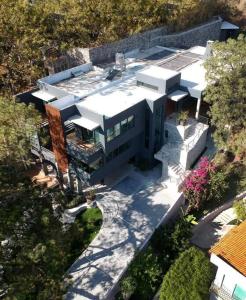 an aerial view of a large white house at Residencia y piscina climatizada in La Venta del Astillero