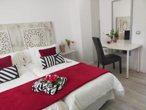 A bed or beds in a room at Plaza San Marcos CASCO HISTORICO
