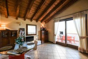 佩斯基耶拉德爾加爾達的住宿－Appartamento Flori - Lake Garda，一间带桌椅的客厅和一个阳台