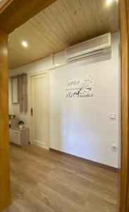 um quarto com uma parede branca com um aquecedor em Sant Jordi 2 em Tremp