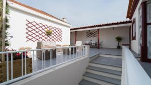 - une vue sur le balcon d'une maison dans l'établissement Casa Codorniz, à Praia da Vitória