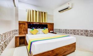 - une chambre avec un lit dans l'établissement KALPANA RESIDENCY - Near US Embassy, à Mumbai