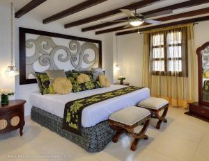 um quarto com uma cama grande num quarto em Hotel Dorado Plaza Calle del Arsenal em Cartagena de Indias